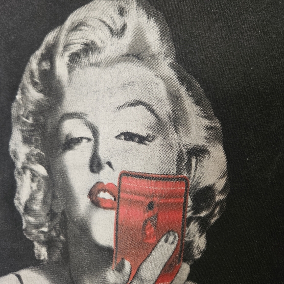 Marilyn Monroe Selfie Graphic Tee - Picture 3 of 9